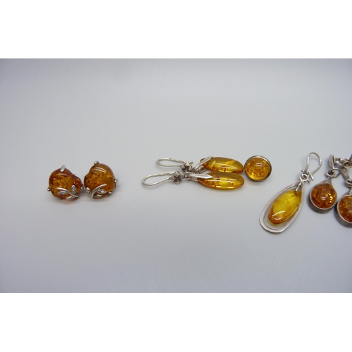 7131 - Five pairs of silver and amber earrings and two loose earrings, 23g