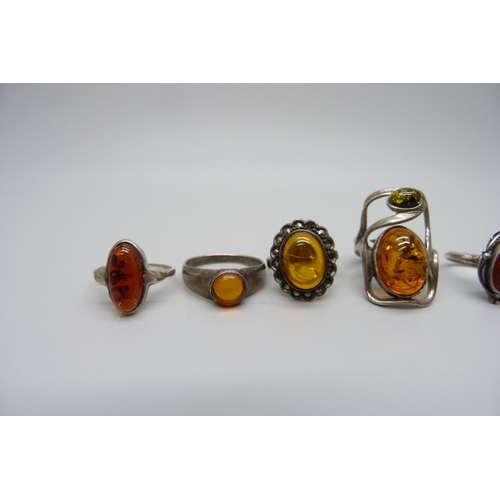 7132 - Seven silver and amber rings, 38g, largest 3cm