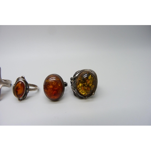 7132 - Seven silver and amber rings, 38g, largest 3cm