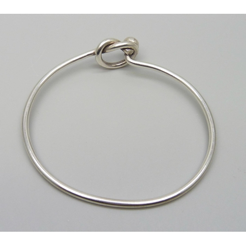 7140 - A silver torque bangle with knot design, 15g, 6.5 x 5.5cm