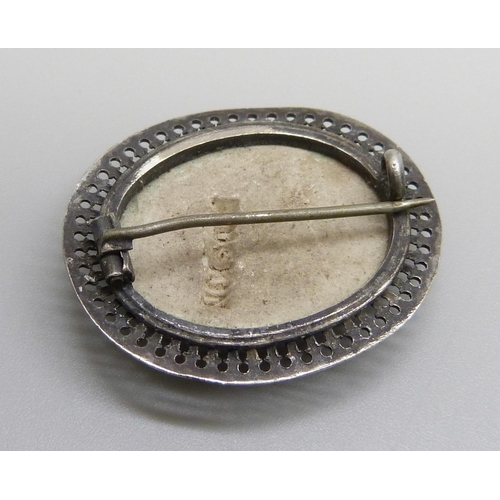 7141 - A white metal mounted Ruskin plaque brooch, 6g, 3.3cm