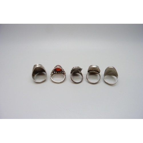 7151 - Five silver and white metal rings, 41g