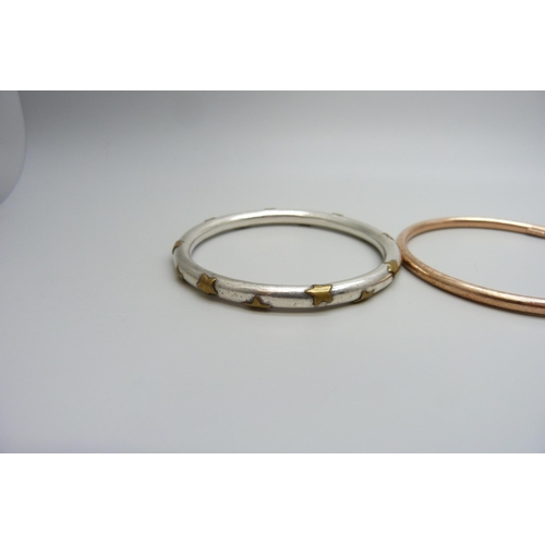 7153 - Three silver rings, a silver bangle with star design and a rose gold plated silver bangle, 51g