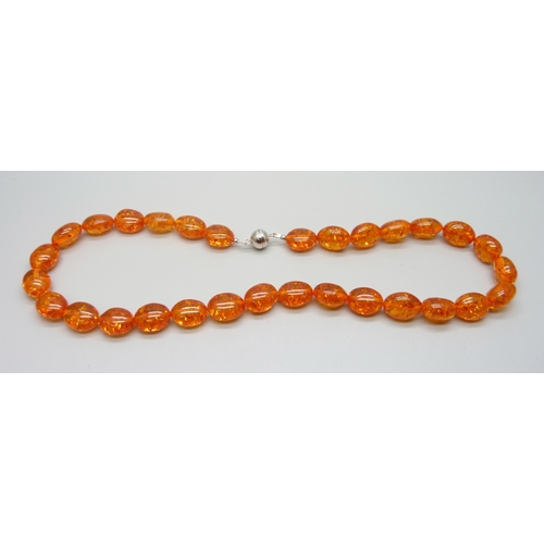 7173 - An amber necklace, 50cm, 7.07ct natural amber/copal, with AIG certificate