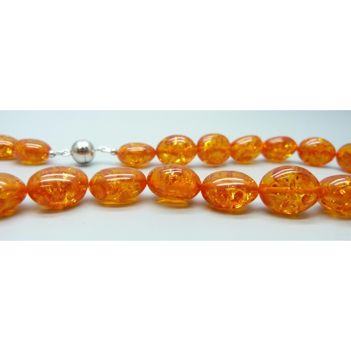 7173 - An amber necklace, 50cm, 7.07ct natural amber/copal, with AIG certificate