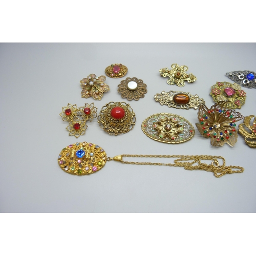 7175 - A collection of thirteen filigree and fretwork brooches and a pendant