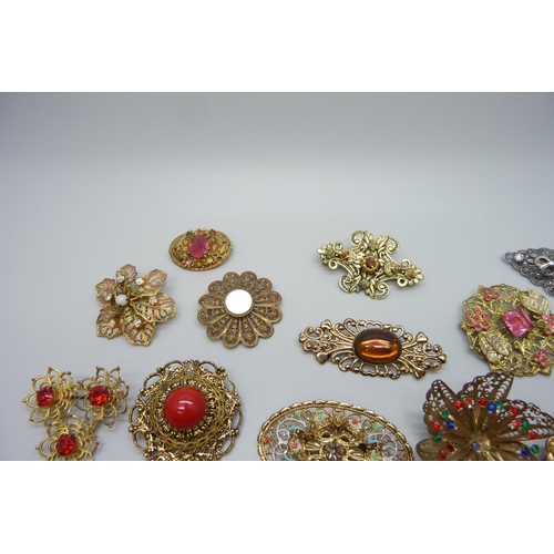 7175 - A collection of thirteen filigree and fretwork brooches and a pendant