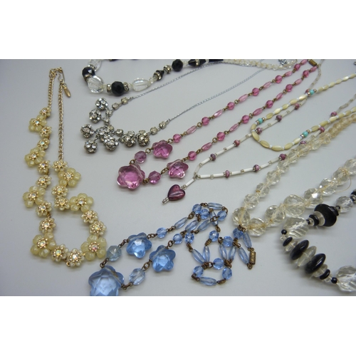 7177 - Ten vintage necklets