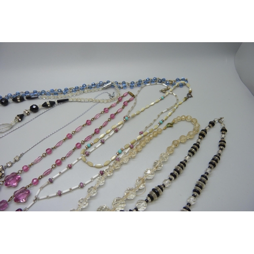 7177 - Ten vintage necklets