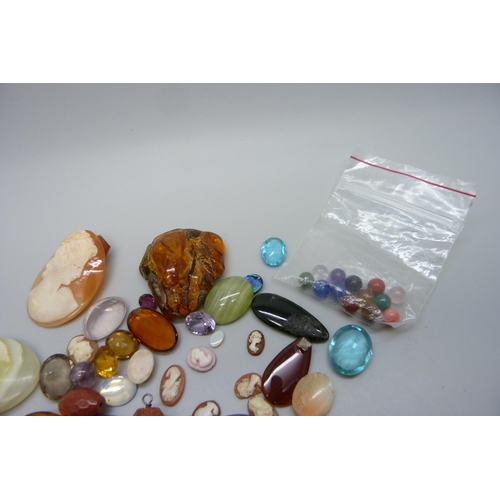 7178 - Loose gemstones, cameos including amber, opals, etc.