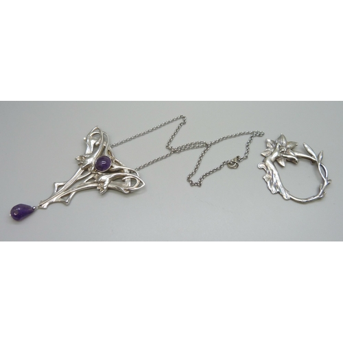 7182 - An Art Nouveau style necklace set with an amethyst and an Art Nouveau style brooch