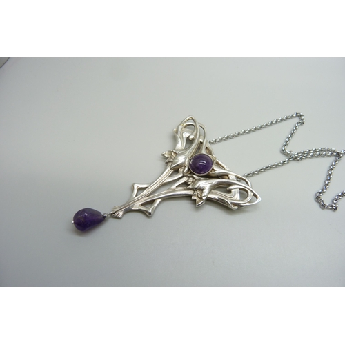 7182 - An Art Nouveau style necklace set with an amethyst and an Art Nouveau style brooch