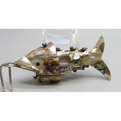 7184 - An abalone articulated fish pendant, 7.5cm, on a silver chain