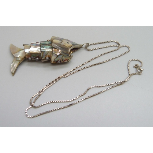 7184 - An abalone articulated fish pendant, 7.5cm, on a silver chain