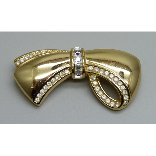 7186 - A Christian Dior bow brooch, 5.4cm