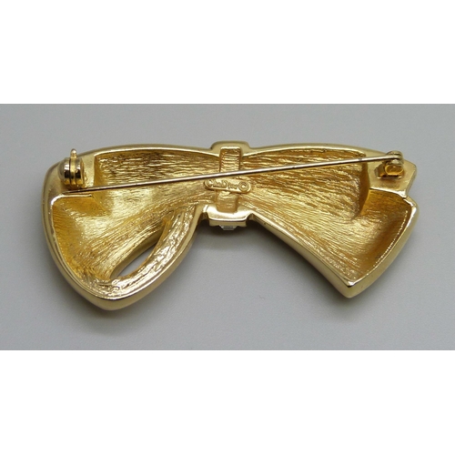 7186 - A Christian Dior bow brooch, 5.4cm