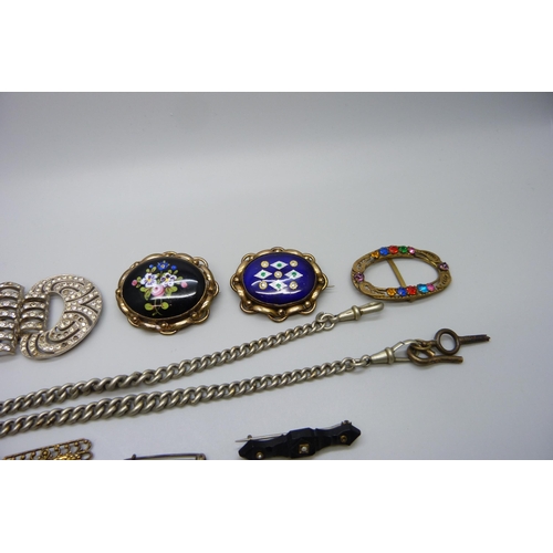 7190 - A collection of Victorian and later costume jewellery including a jet brooch, an Art Deco buckle (a/... 