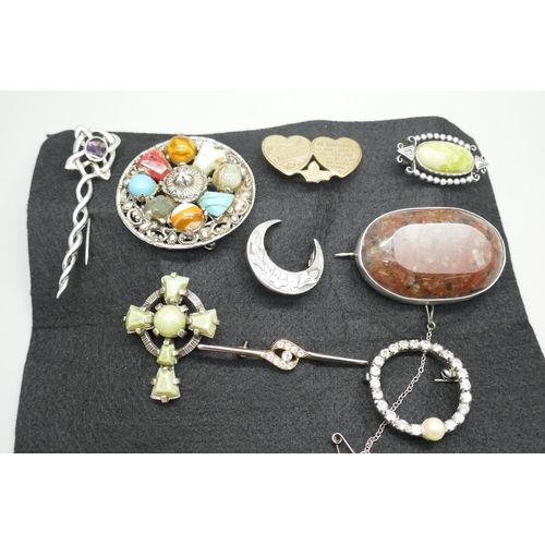 7197 - A Victorian silver brooch, other brooches and a silver hat pin, (hat pin a/f)