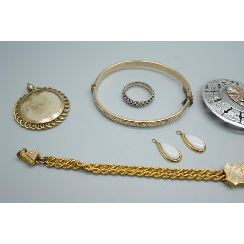 7199 - A 9ct gold and silver ring, brooch, locket, Albertina, a bangle, etc.