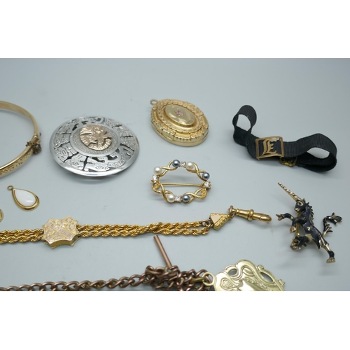 7199 - A 9ct gold and silver ring, brooch, locket, Albertina, a bangle, etc.