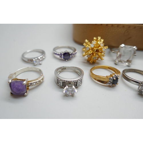 7202 - A collection of costume rings