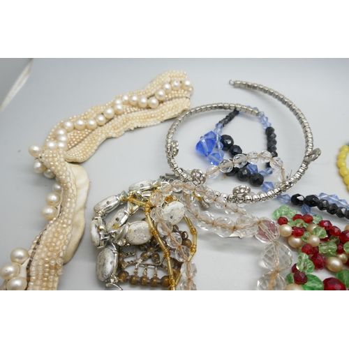 7205 - A collection of vintage jewellery