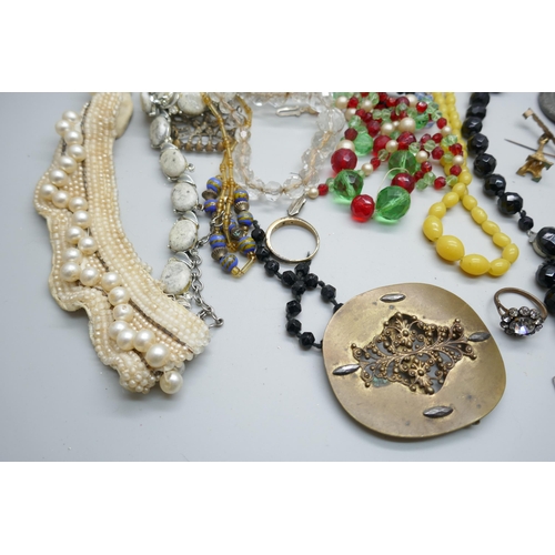 7205 - A collection of vintage jewellery