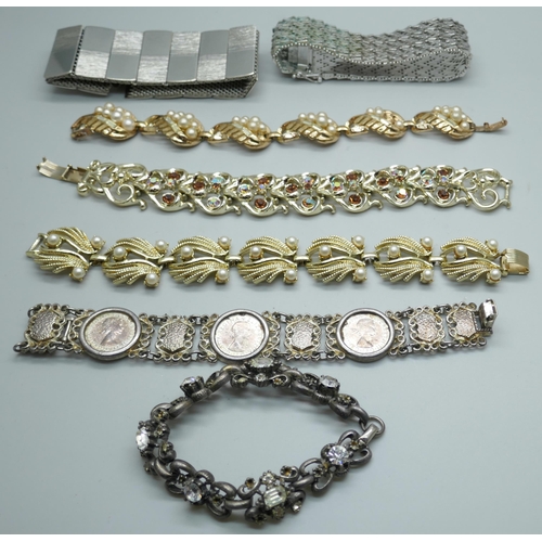 7206 - A collection of vintage bracelets