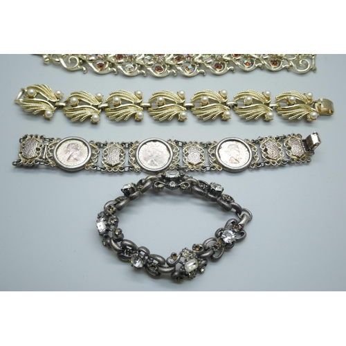 7206 - A collection of vintage bracelets