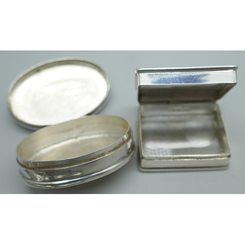 7209 - Two silver pill boxes and two silver vesta cases, 58g