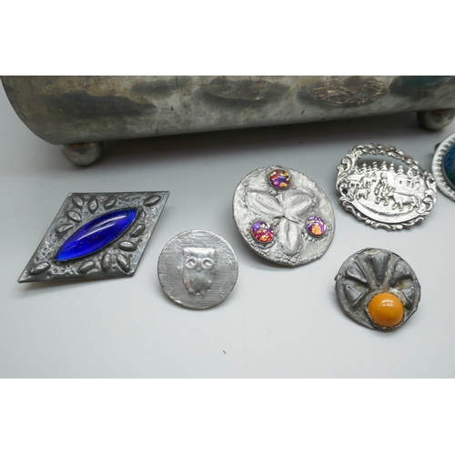 7211 - A pewter jewellery casket with a collection of pewter jewellery including Ruskin style brooches