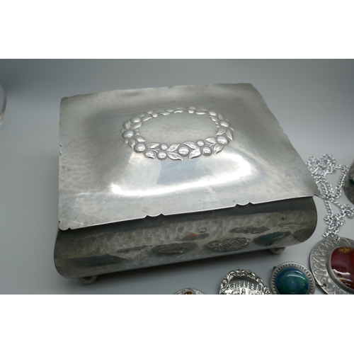 7211 - A pewter jewellery casket with a collection of pewter jewellery including Ruskin style brooches