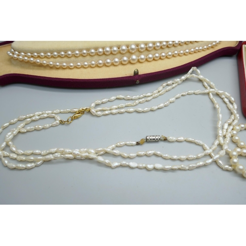 7212 - A string of pearls with a 9ct white gold clasp, other real pearl necklaces and a faux pearl necklace... 