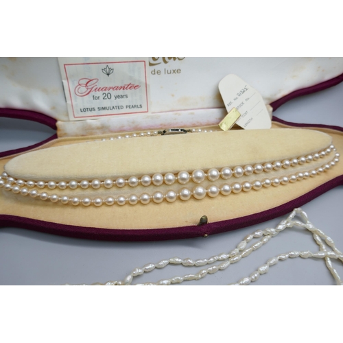 7212 - A string of pearls with a 9ct white gold clasp, other real pearl necklaces and a faux pearl necklace... 