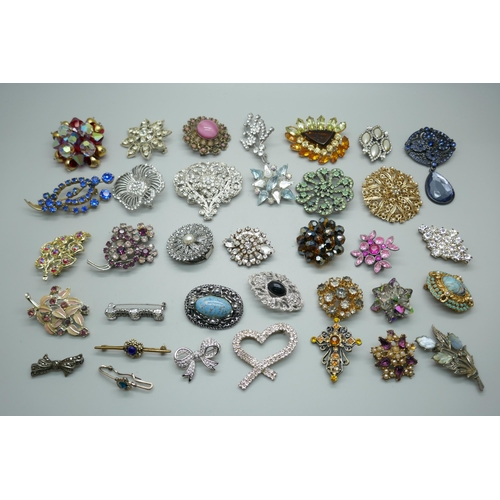 7226 - A collection of 35 paste set brooches