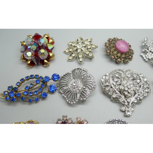 7226 - A collection of 35 paste set brooches