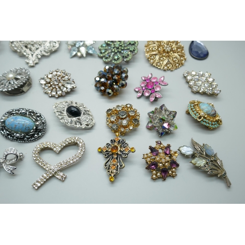 7226 - A collection of 35 paste set brooches