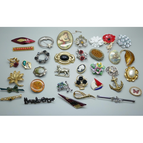 7227 - A collection of 35 costume brooches