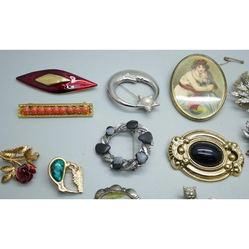 7227 - A collection of 35 costume brooches