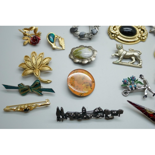 7227 - A collection of 35 costume brooches