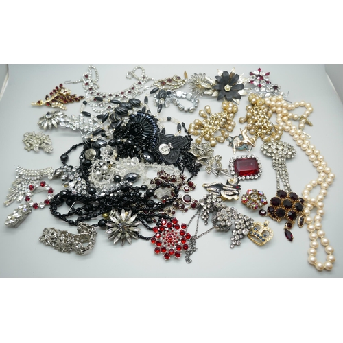 7229 - A collection of vintage paste and bead jewellery