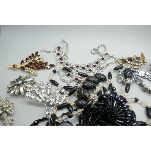 7229 - A collection of vintage paste and bead jewellery