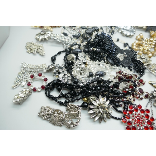 7229 - A collection of vintage paste and bead jewellery