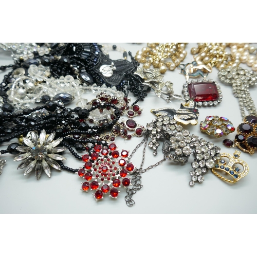 7229 - A collection of vintage paste and bead jewellery