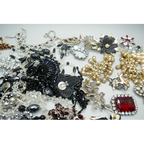 7229 - A collection of vintage paste and bead jewellery