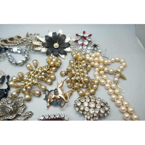 7229 - A collection of vintage paste and bead jewellery