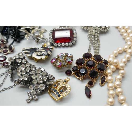 7229 - A collection of vintage paste and bead jewellery