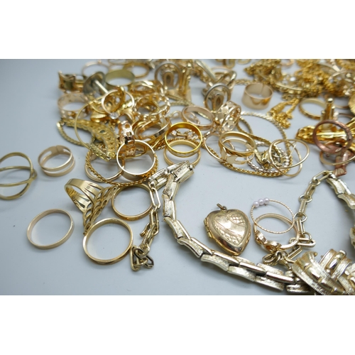 7230 - A collection of gold tone jewellery