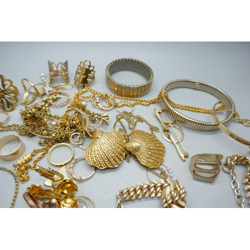 7230 - A collection of gold tone jewellery