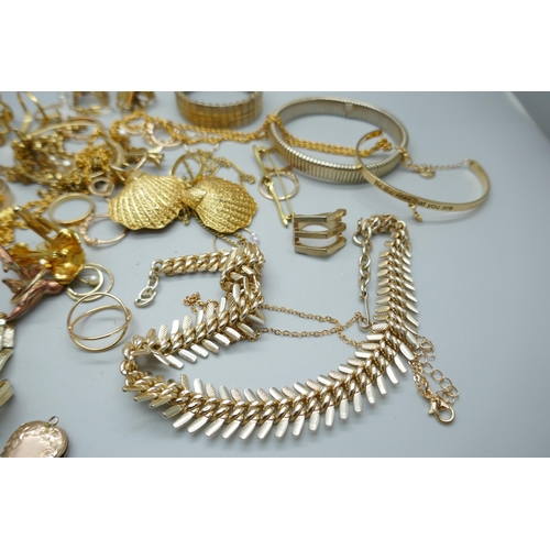 7230 - A collection of gold tone jewellery